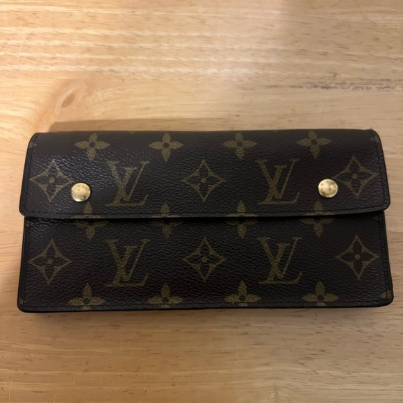 LV Accordion Long Bifold Wallet. - Picture 1 of 14